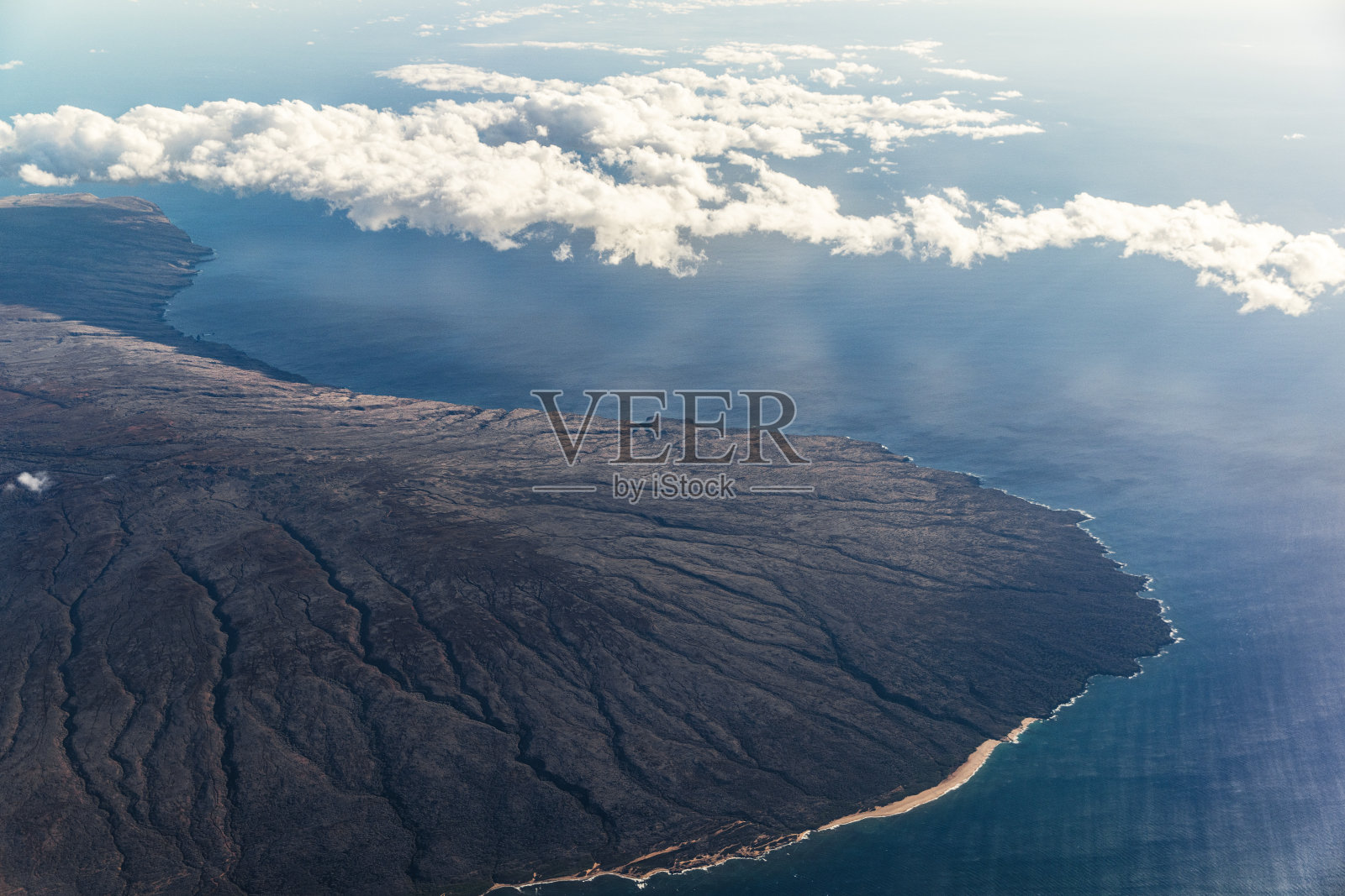 在夏威夷毛伊岛西海岸上空飞行照片摄影图片