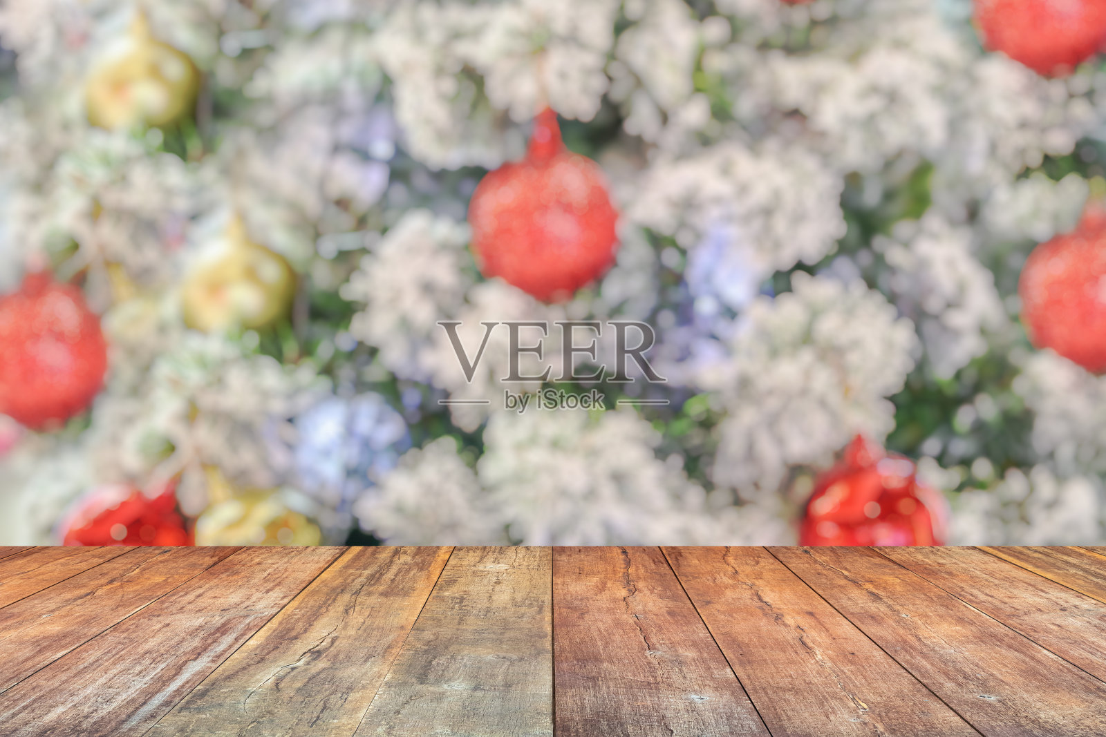 空木桌面与模糊的圣诞树散景光背景照片摄影图片