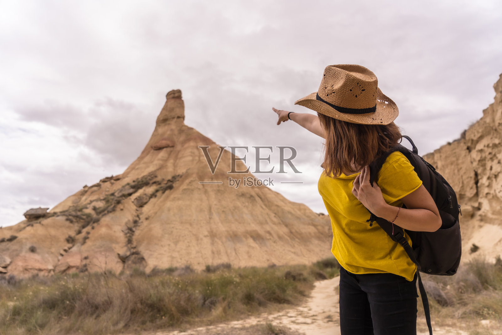 一名妇女指着国家公园里的一块岩层照片摄影图片