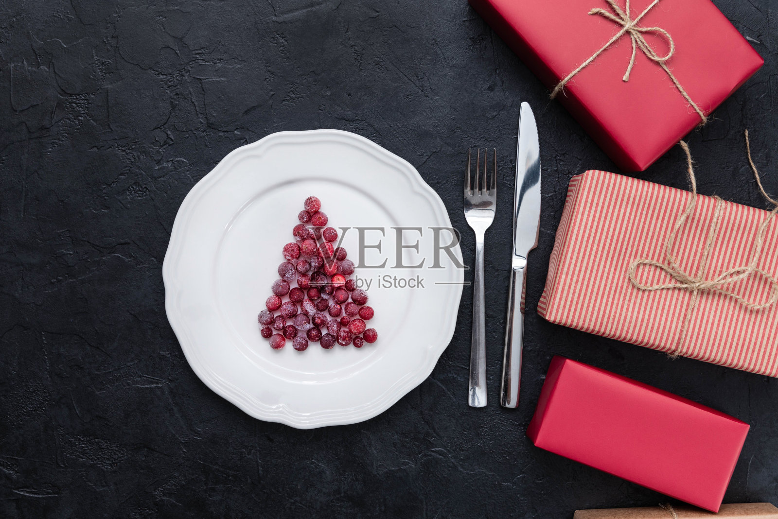 圣诞装饰餐桌摆设照片摄影图片