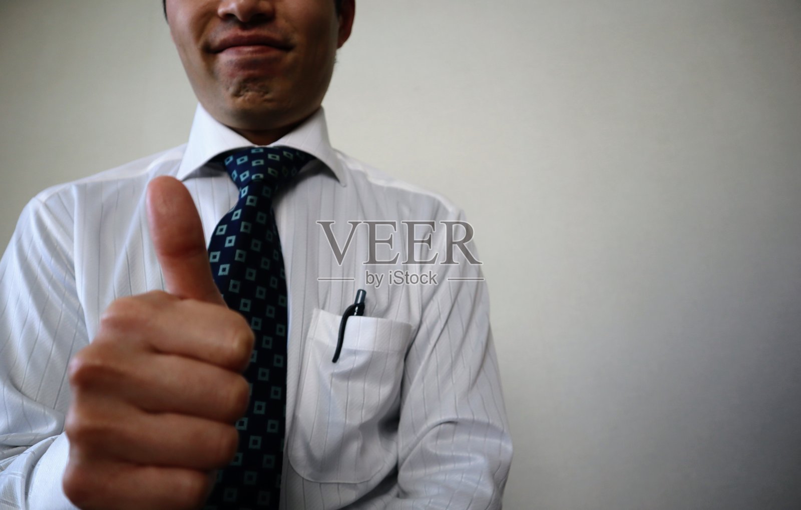 商人摆姿势的特写照片照片摄影图片