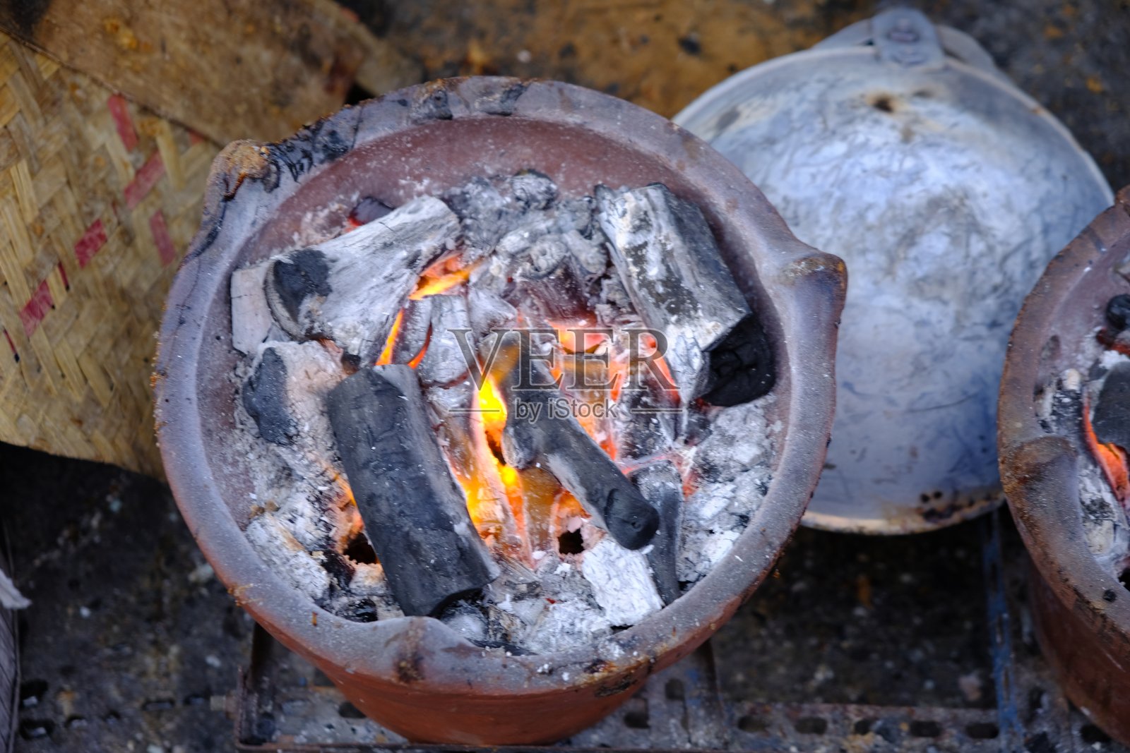 煤在火盆里闷烧。木头燃料。印尼传统炊具。照片摄影图片