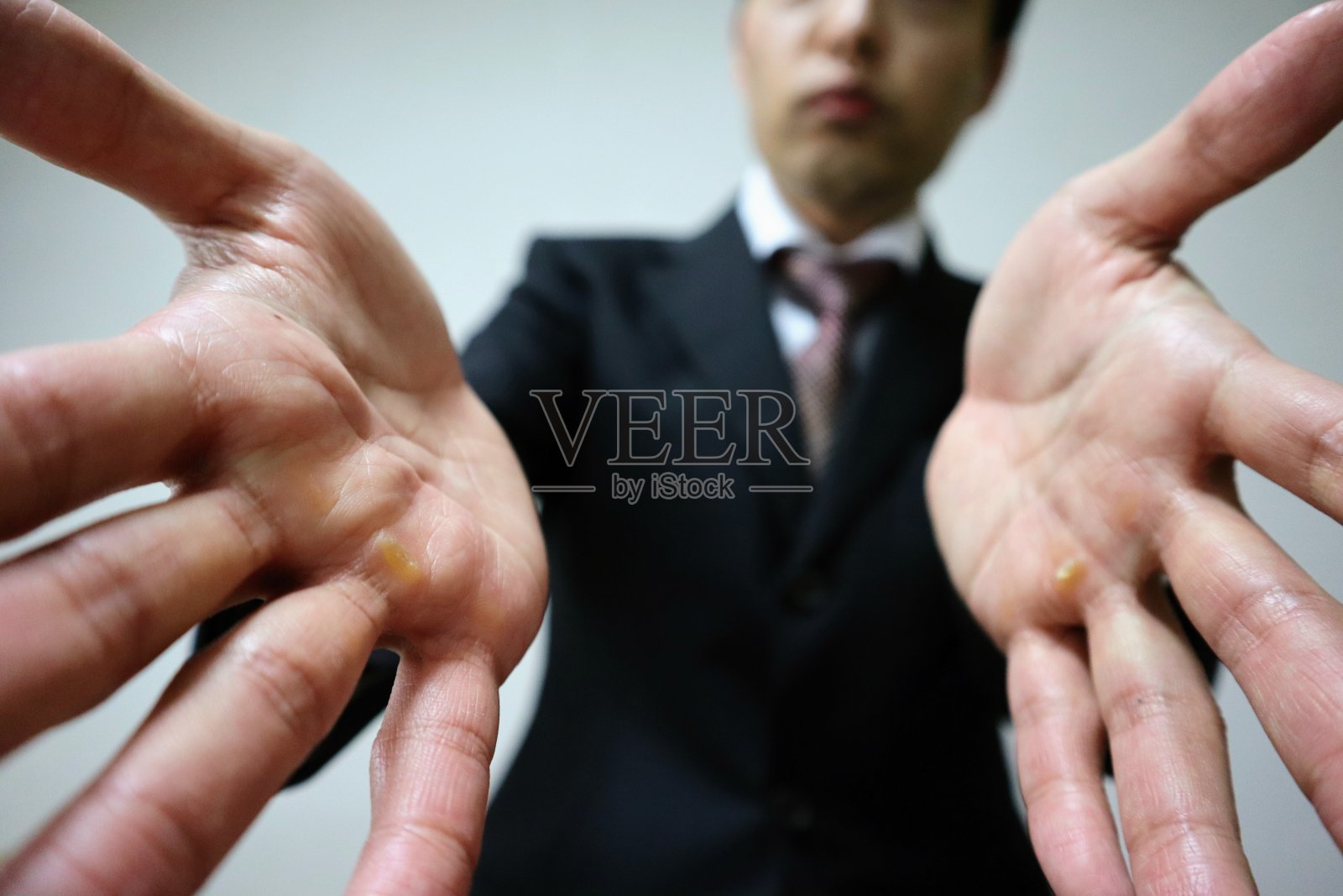 一个商人做演示的特写照片摄影图片