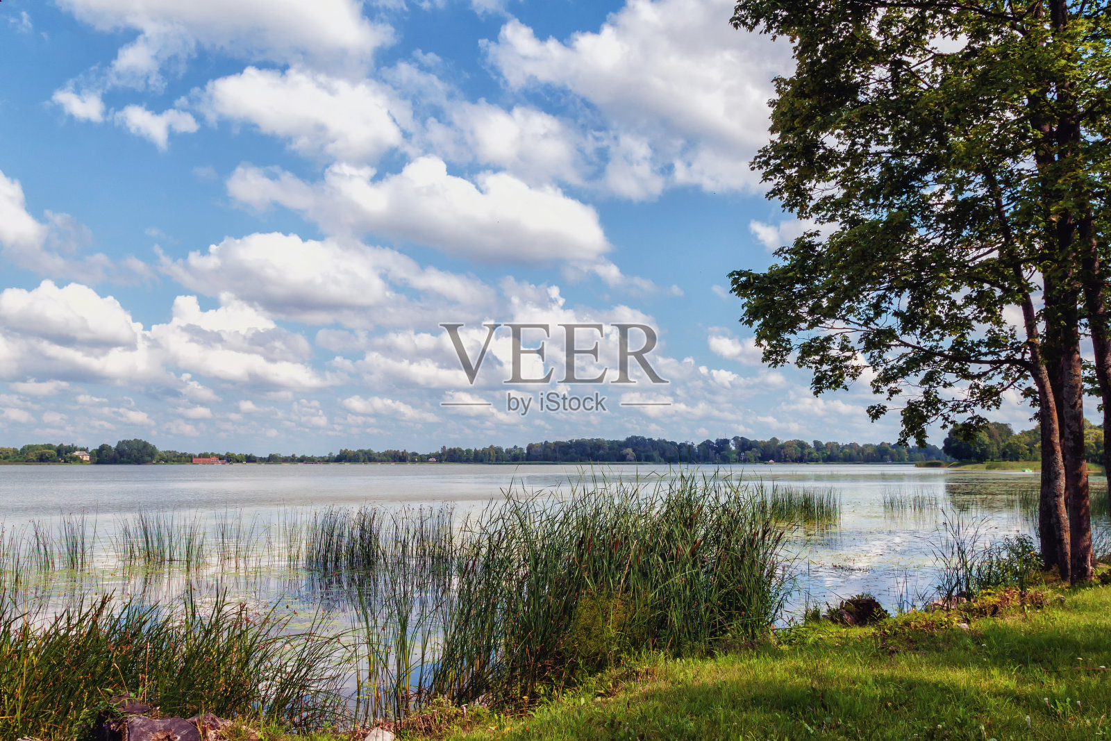湖岸有船,还有美丽的天空照片摄影图片