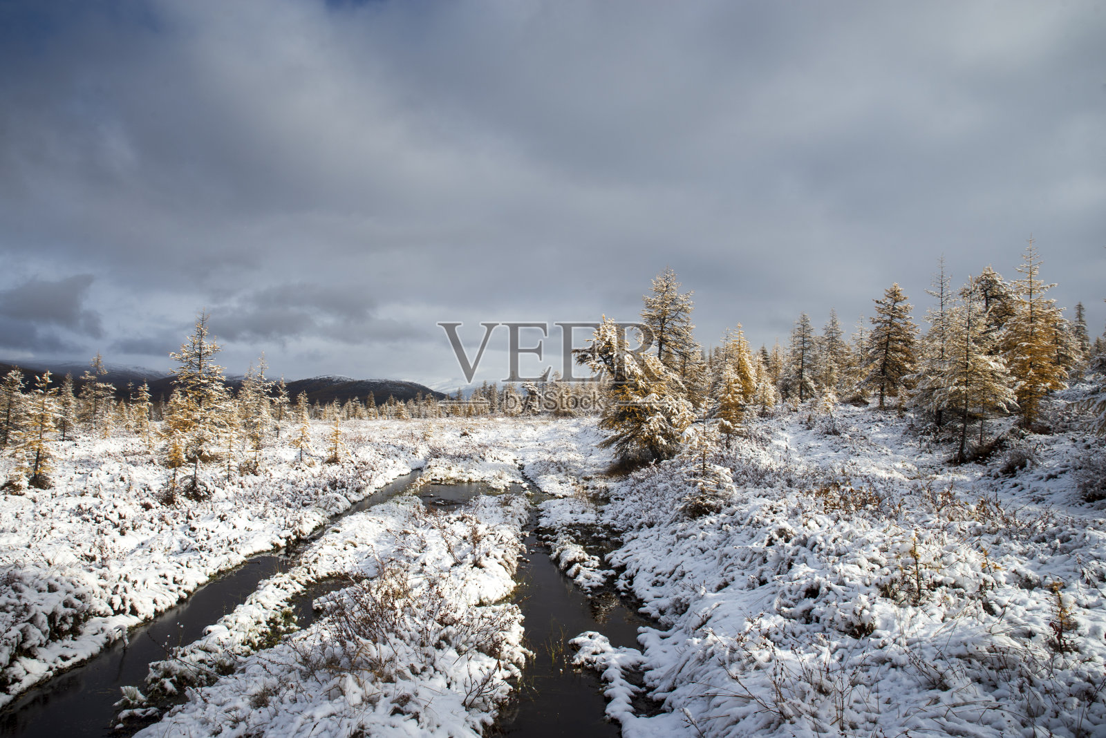 俄罗斯。马加丹州地区。美丽的莫蒙泰湖映衬着雪山。照片摄影图片