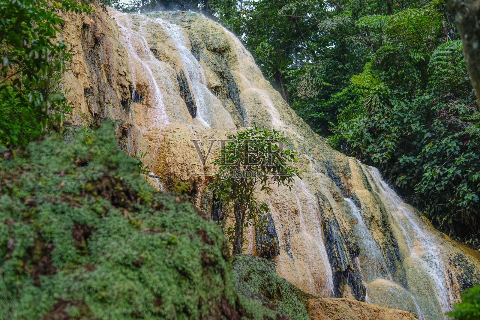 瀑布从巴图拉登山照片摄影图片