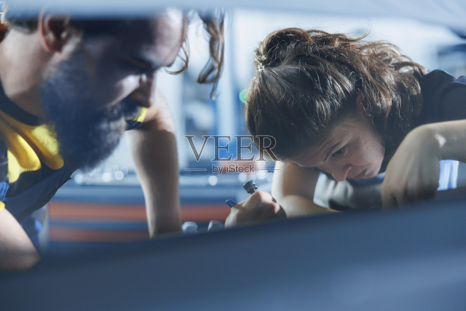 修理工一起修理汽车散热器照片摄影图片