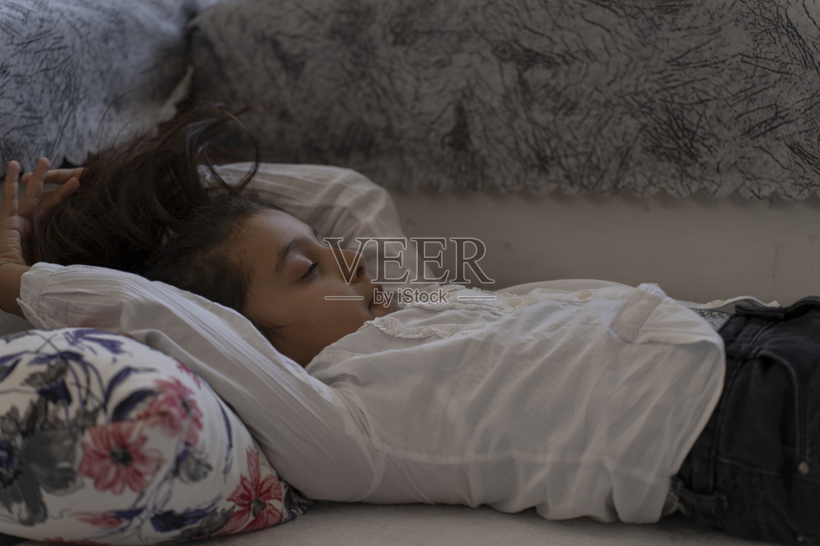 在家睡觉的女孩肖像照片摄影图片