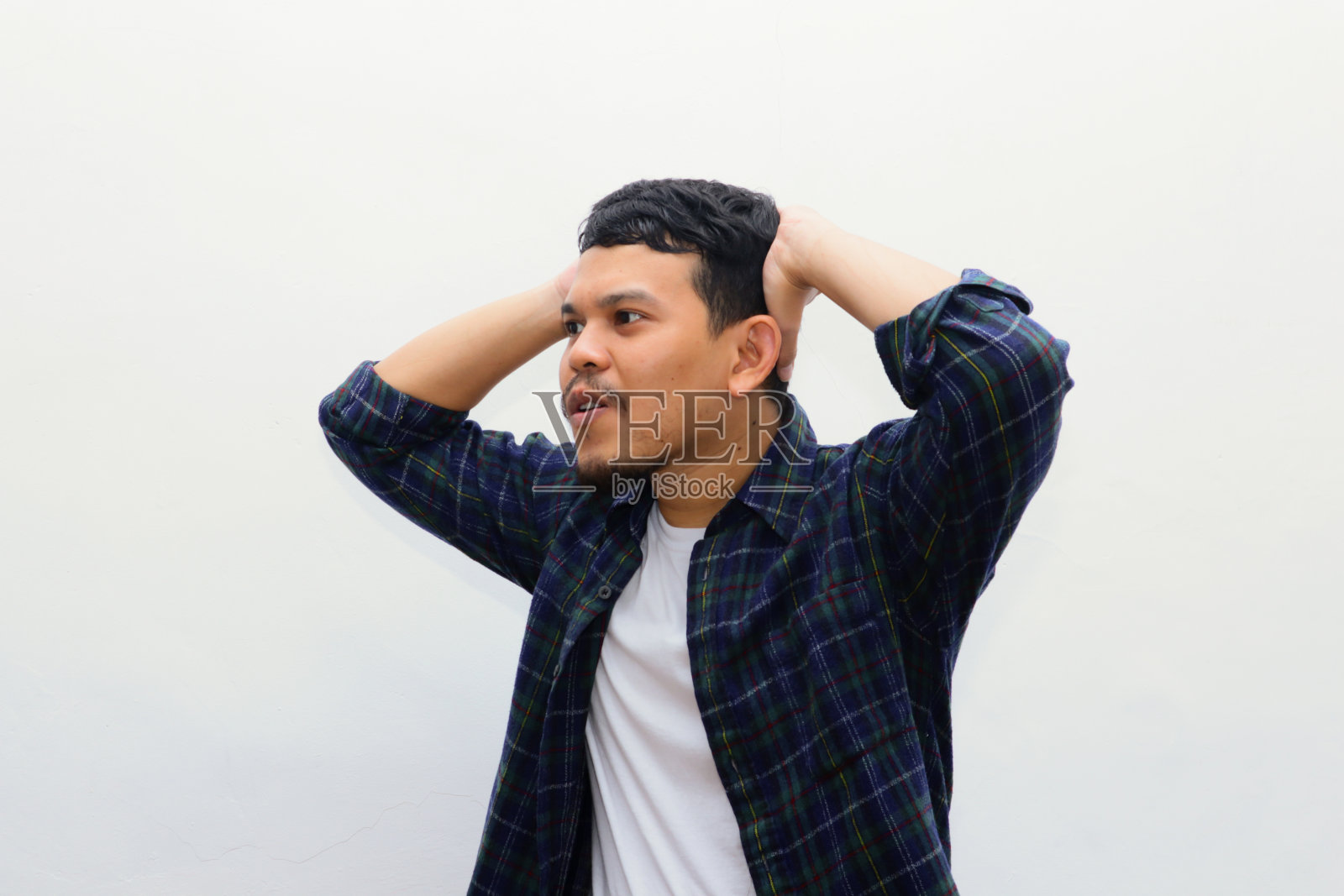 年轻亚洲男子的肖像,面部表情震惊。工作室拍摄,孤立在白色背景上。照片摄影图片