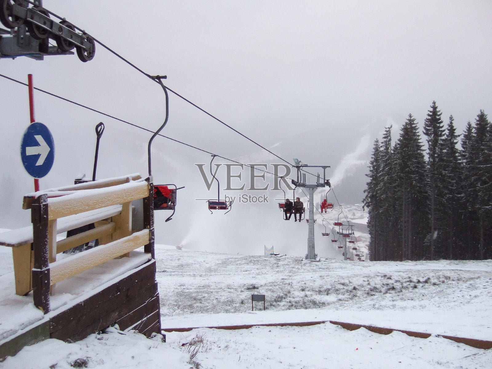 为滑雪者提供的山上冬季升降机的透视视图照片摄影图片