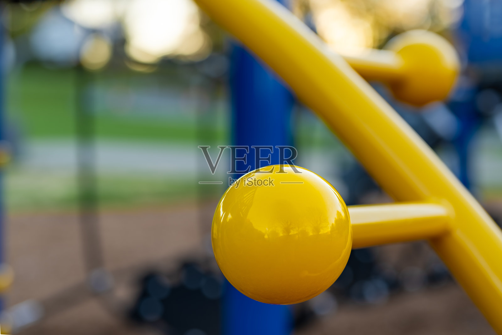 不明典型小学操场采用工程木纤维安全落地面照片摄影图片