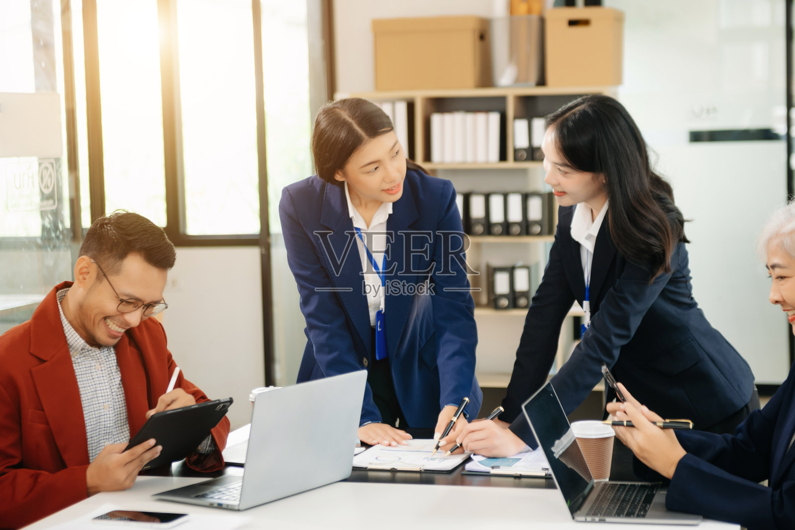 一群年轻的亚洲商人在办公室讨论创业计划照片摄影图片