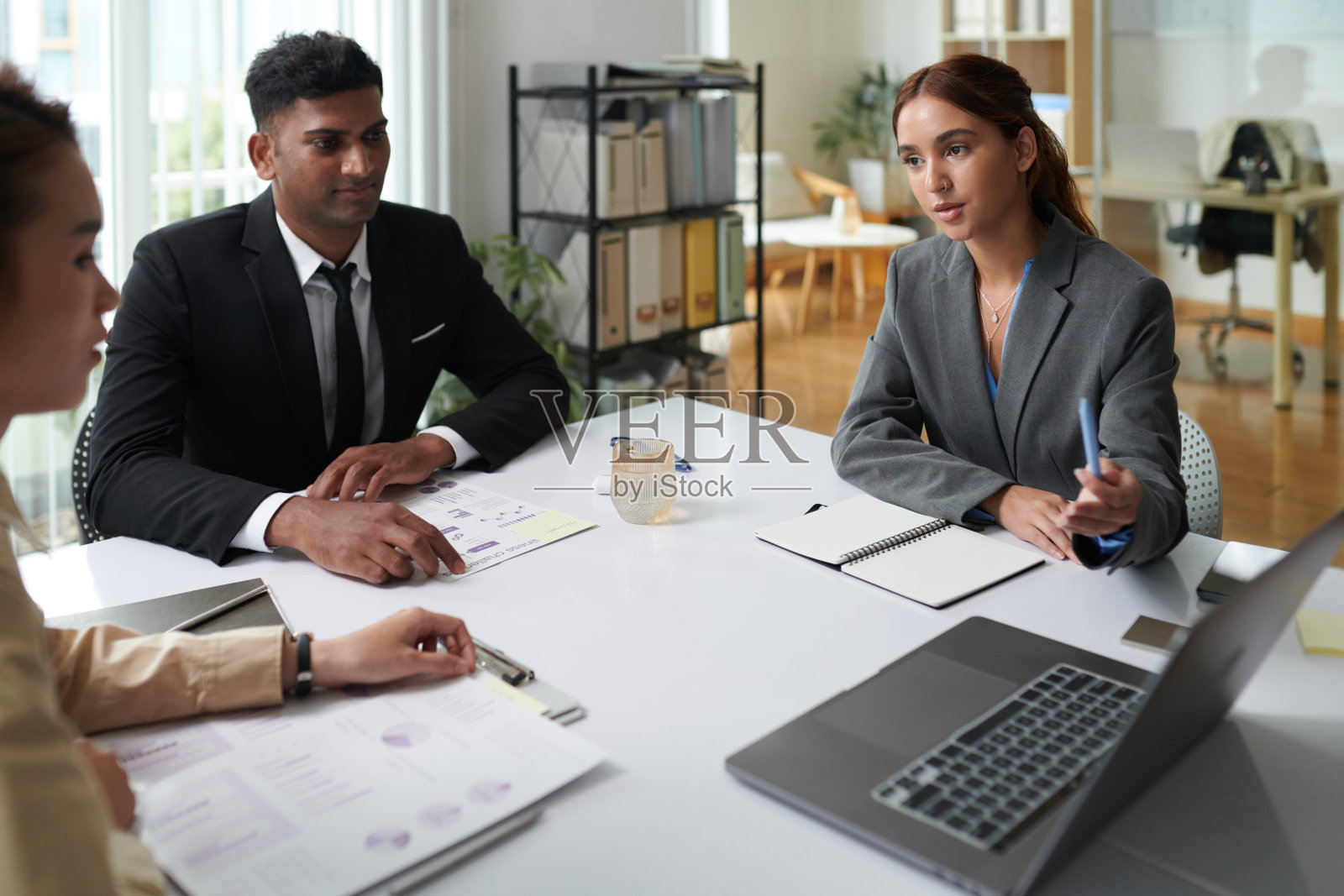 向同事展示产品演示照片摄影图片