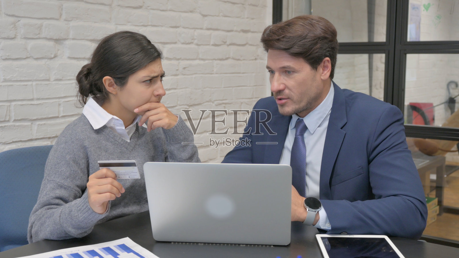 印度女商人与队友在线支付失败照片摄影图片