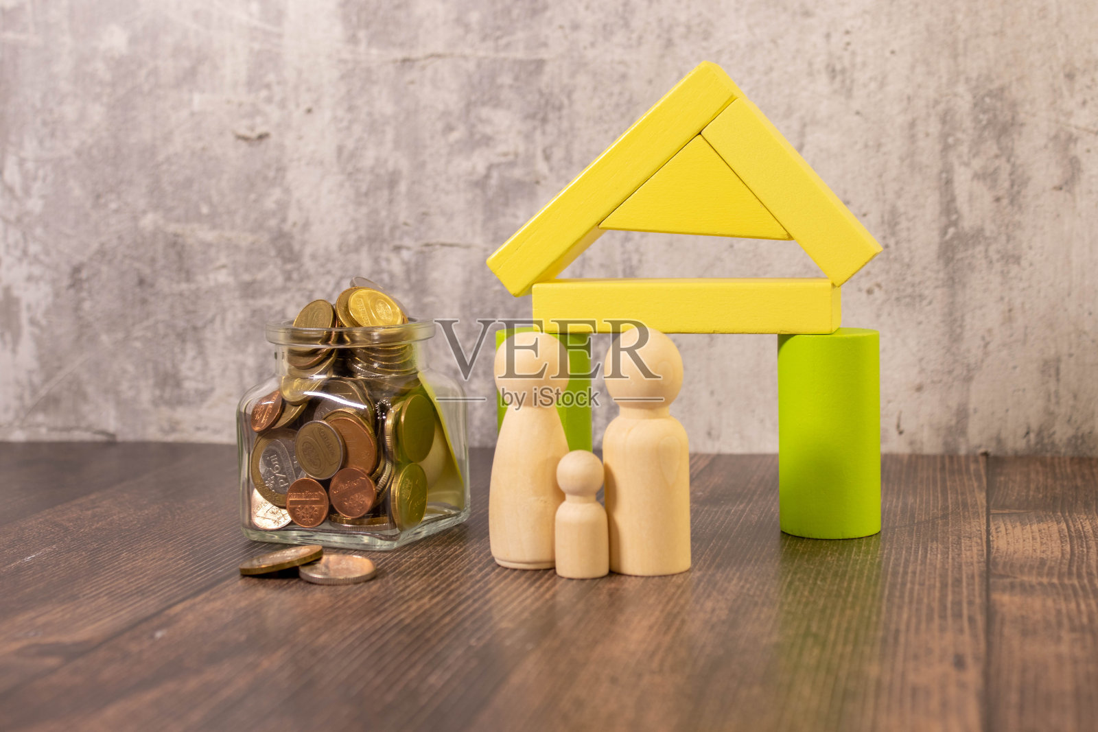 新年快乐。幸福家庭,预算计划,保险,房子和房地产,为未来计划和存钱。照片摄影图片