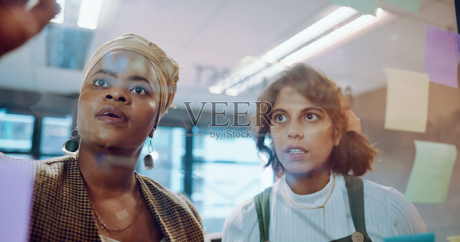 便利贴,商务人士和女性头脑风暴,合作和团队合作与计划,思考和写在黑板上。员工,创意机构或经理与员工,创意和协作照片摄影图片