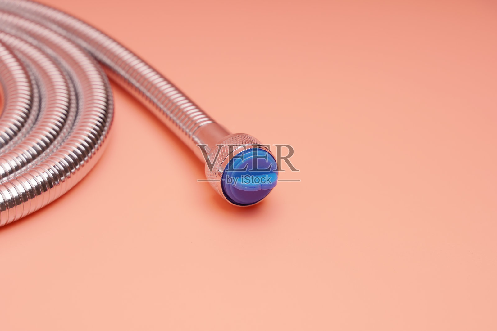 带有粉红色背景插头的金属淋浴软管照片摄影图片