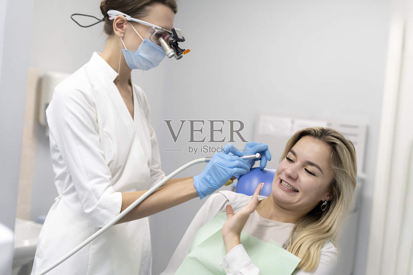 害怕和害怕的女病人感到牙医恐惧症,年轻的女孩在恐慌中,她害怕口腔医生照片摄影图片