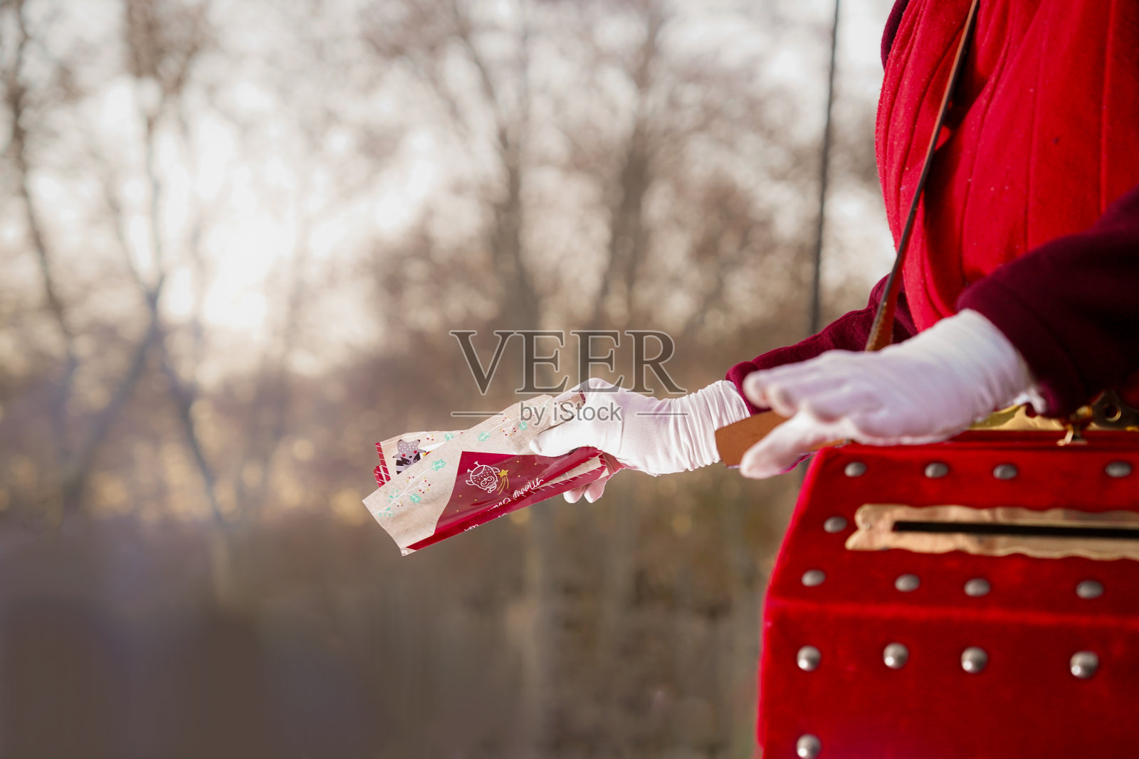 孩子们等着给国王送信。游行队伍里有三个神奇的国王,西班牙智者。圣诞节的庆祝活动照片摄影图片