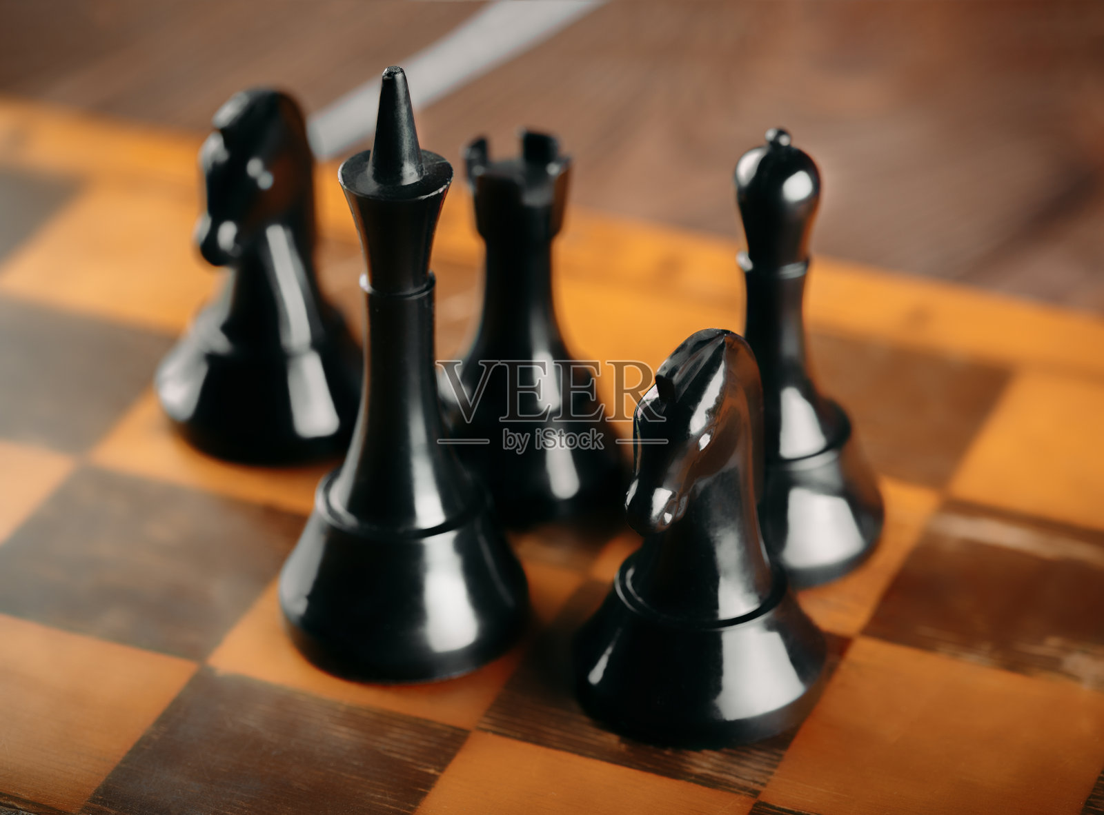 黑白国王和骑士的国际象棋设置在黑暗的背景。领导和团队合作的成功理念。棋盘游戏。的爱好。照片摄影图片