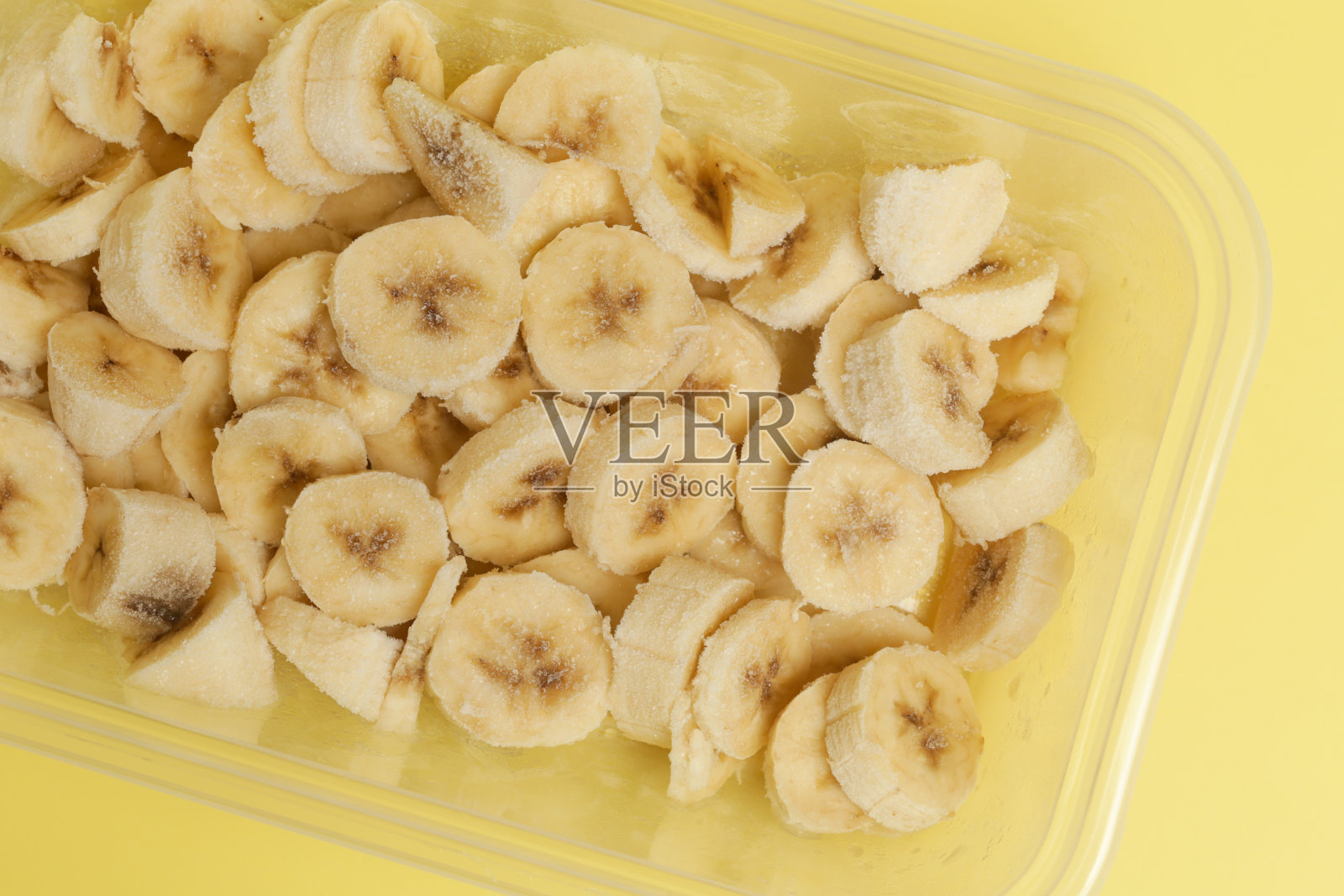 冰沙和自制冰淇淋里的冷冻香蕉照片摄影图片