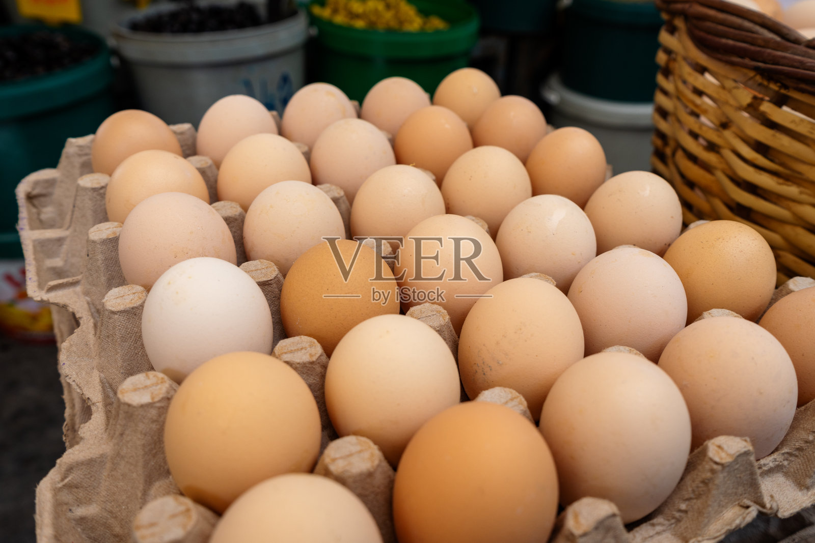 近距离观看有机鸡蛋在卡通盒和分组在当地集市或市场照片摄影图片