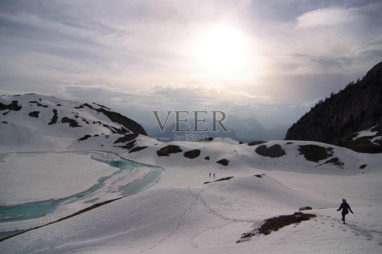 冬天,意大利白云石山脉奇维塔山山坡上冰冻的科尔代湖。Cortina d’ampezzo,贝卢诺,威尼托。照片摄影图片