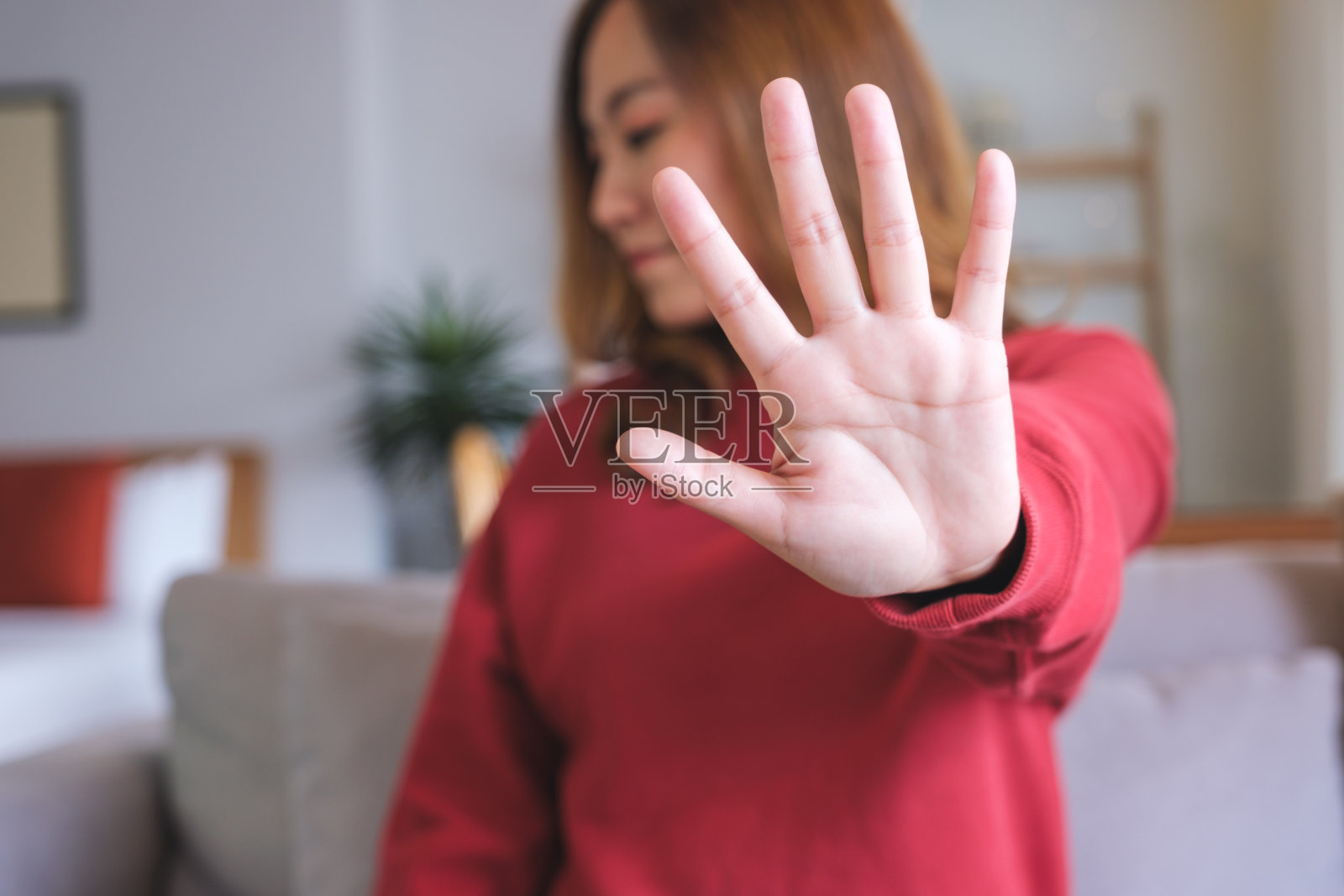 一个女人伸出手,并显示停止手势的特写图像照片摄影图片