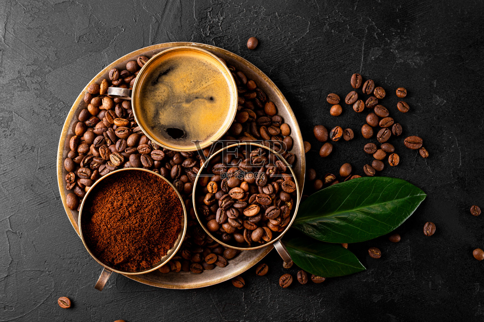 咖啡背景-一杯黑咖啡,咖啡豆和磨碎的咖啡在黑色背景的顶部视图照片摄影图片