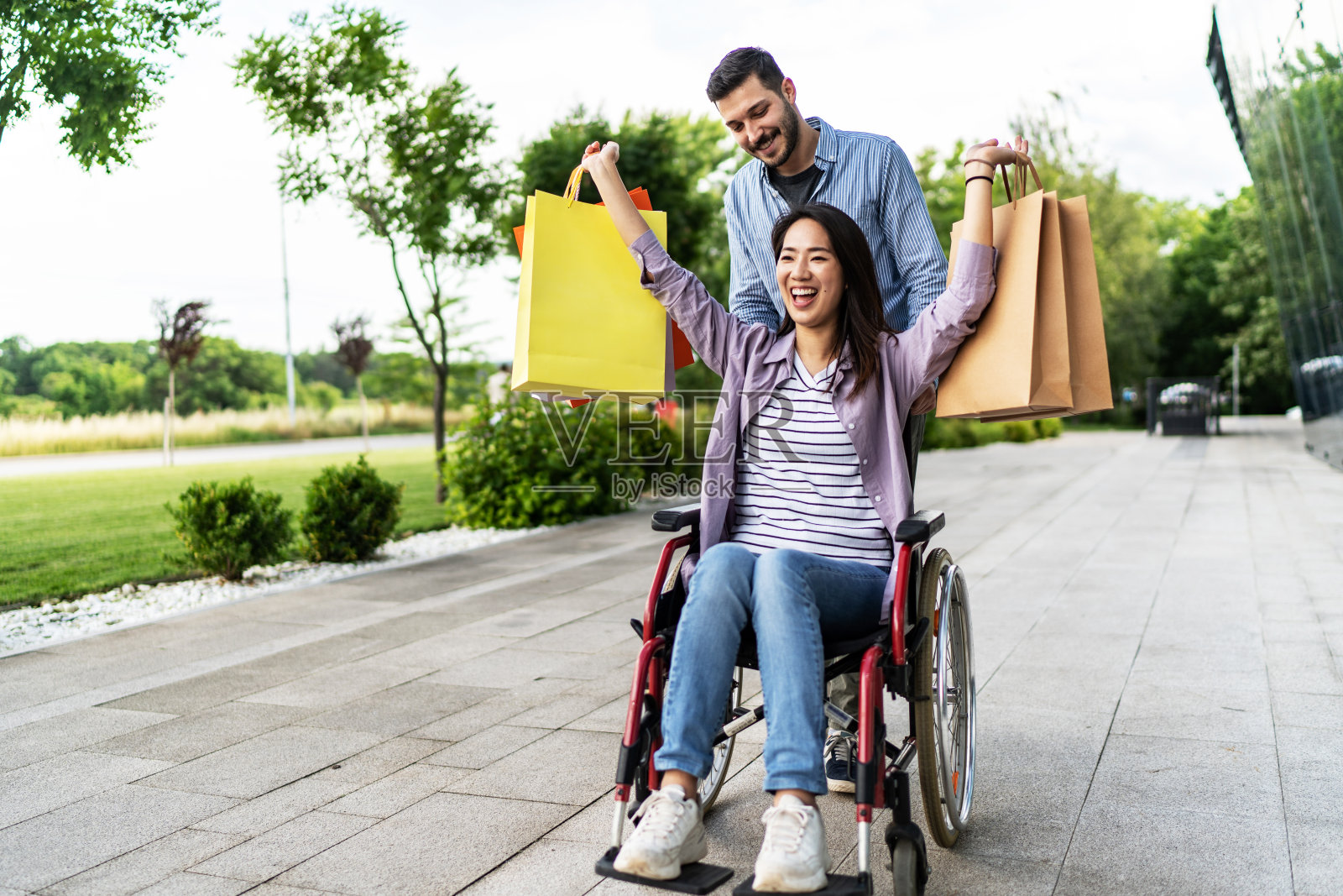年轻的夫妇正在享受购物照片摄影图片