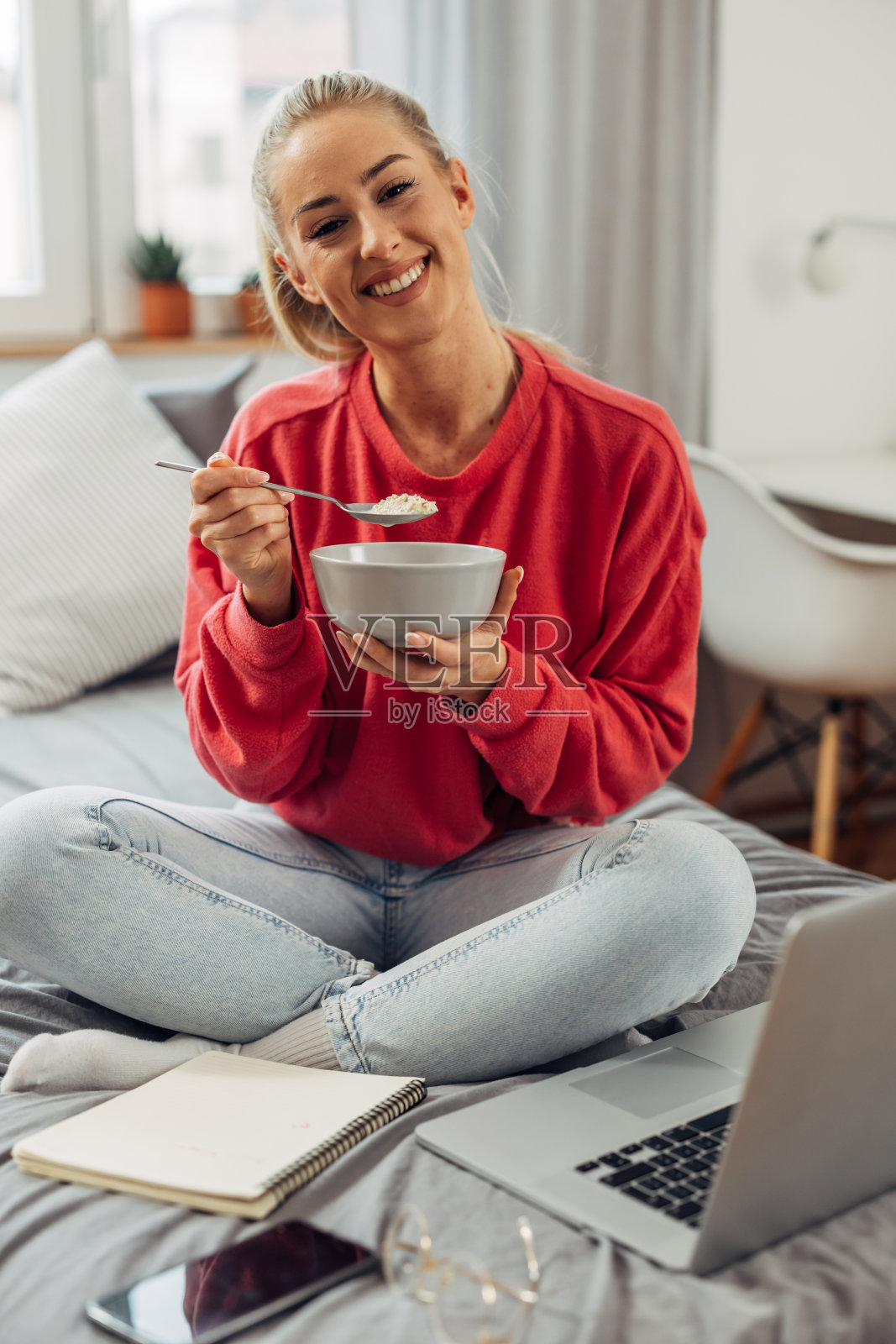 宿舍里的女学生照片摄影图片