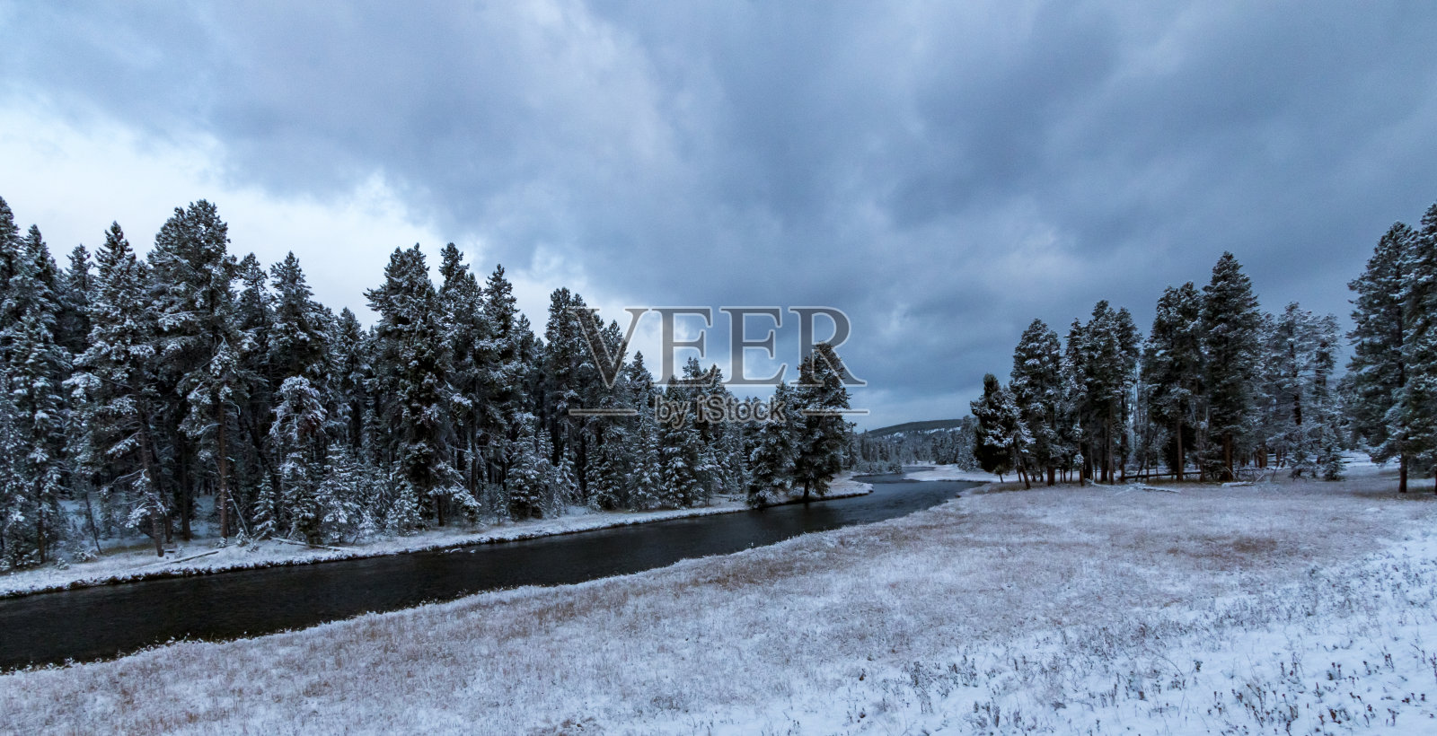 黄石国家公园火洞河的冬秋景观。照片摄影图片