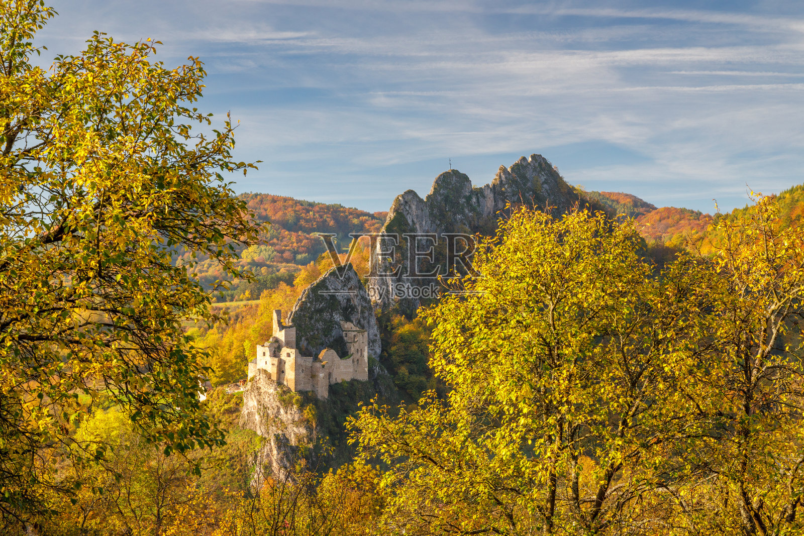 莱德尼察中世纪城堡的秋景。照片摄影图片