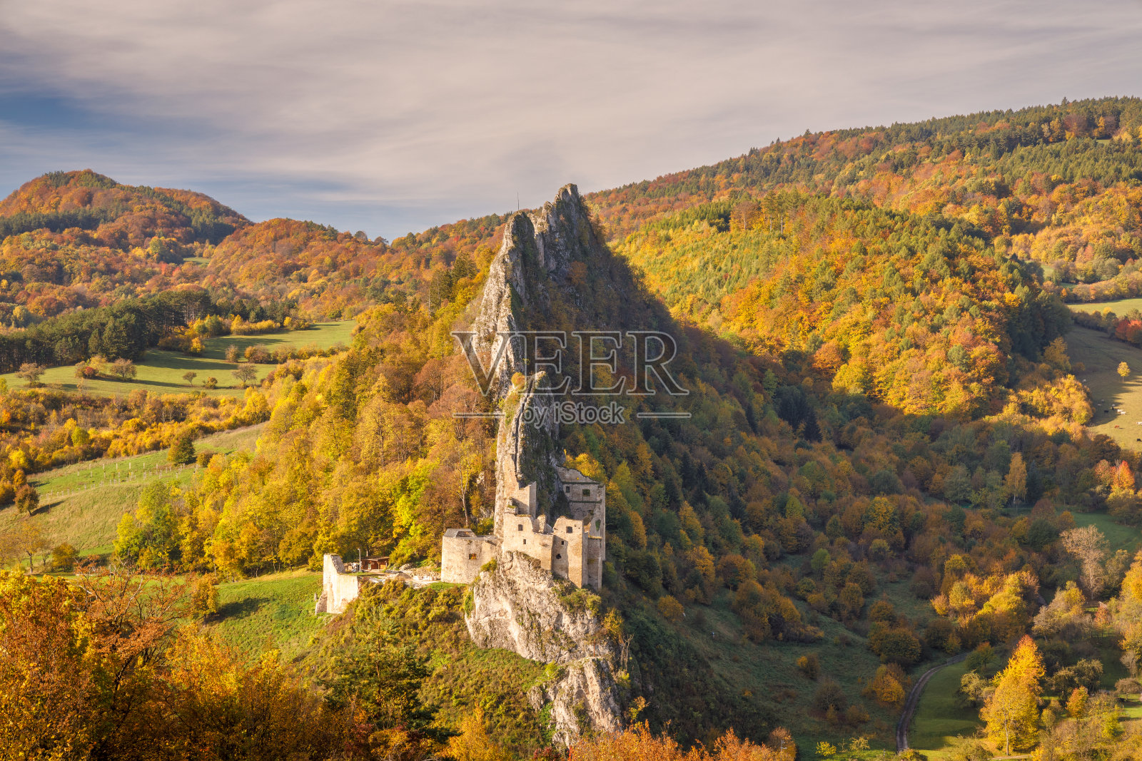 莱德尼察中世纪城堡的秋景。照片摄影图片