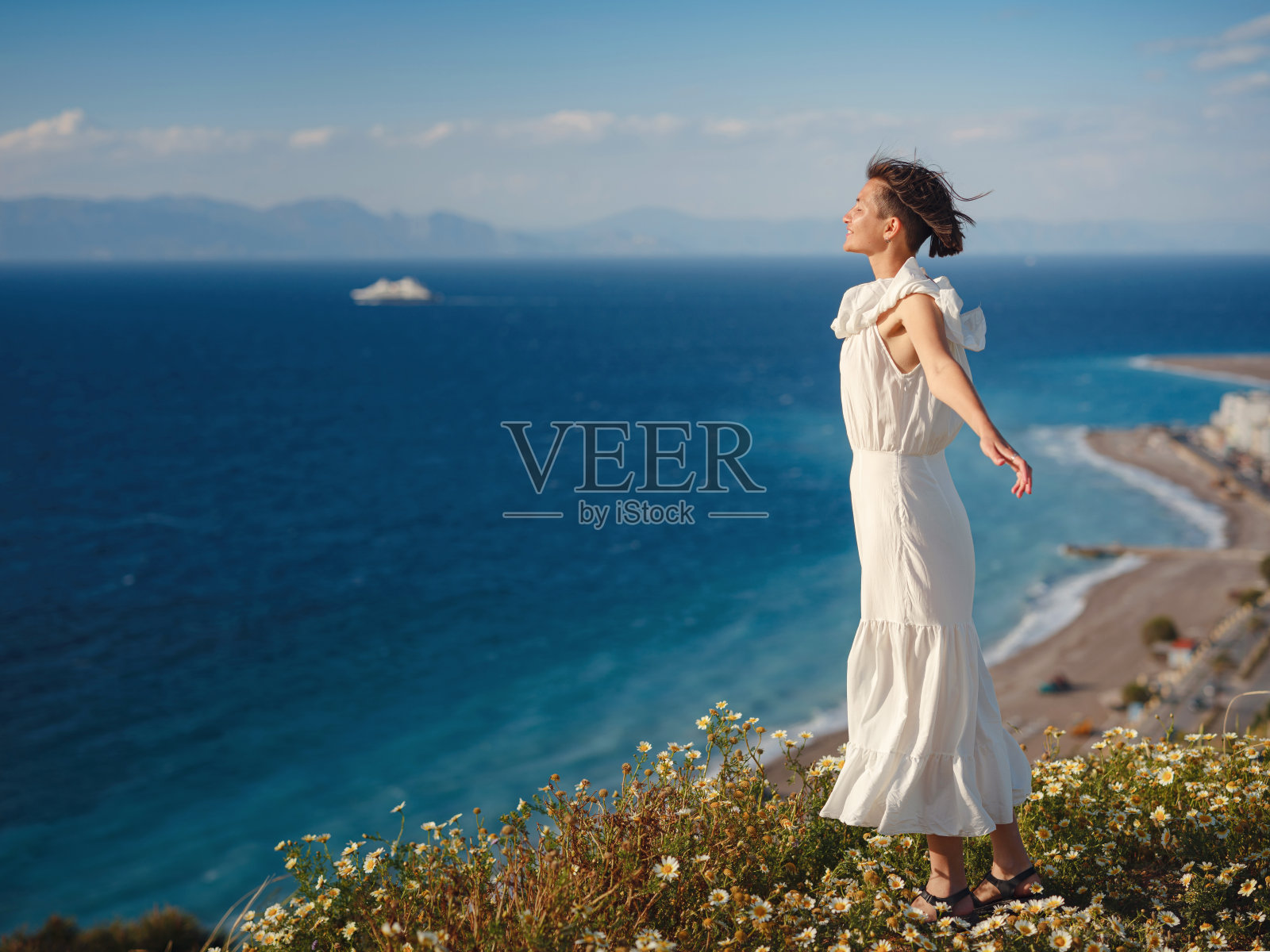 美丽的亚洲年轻女子在户外穿着白色连衣裙照片摄影图片