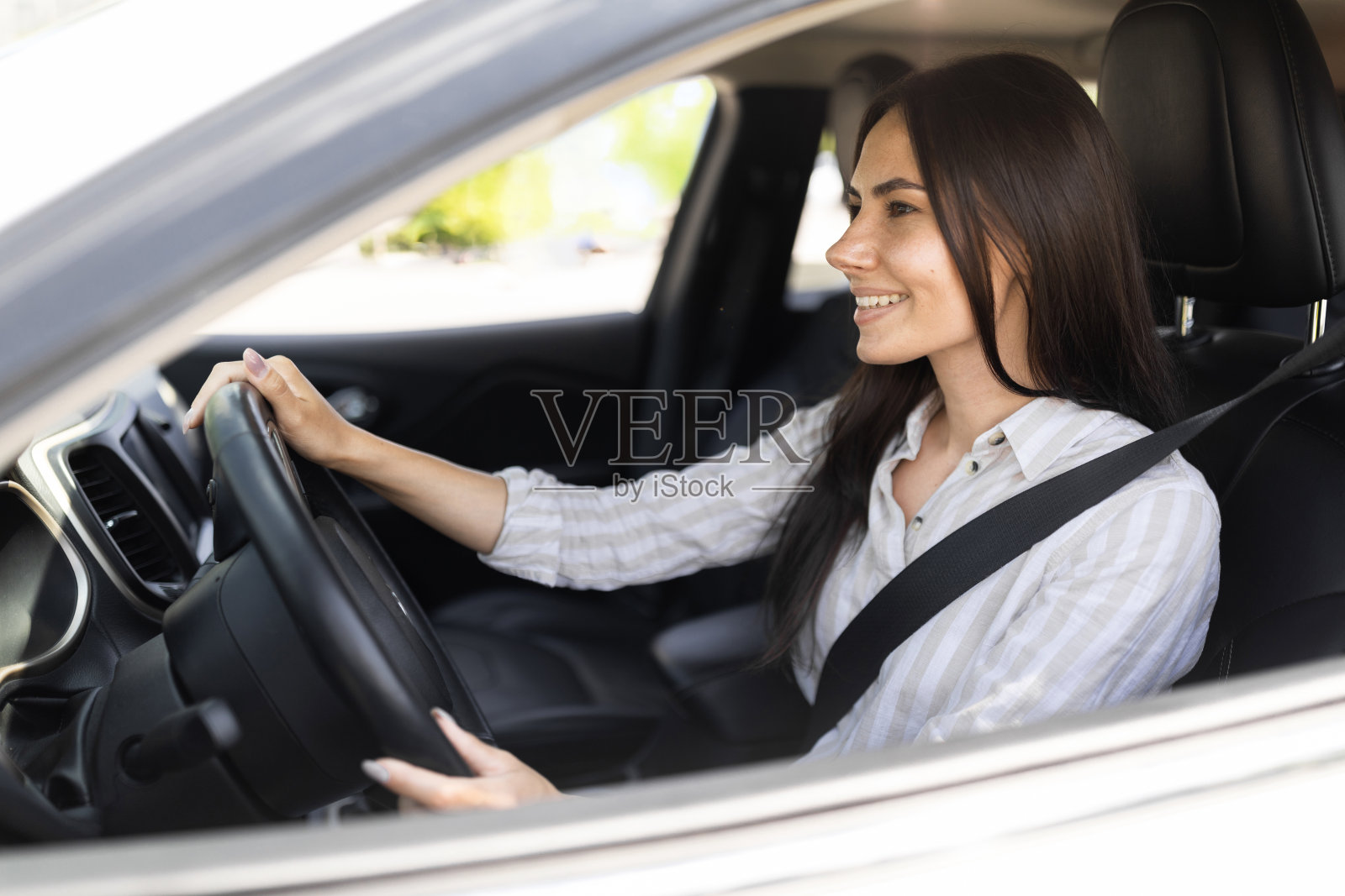 开着白色轿车的快乐迷人的年轻女子照片摄影图片