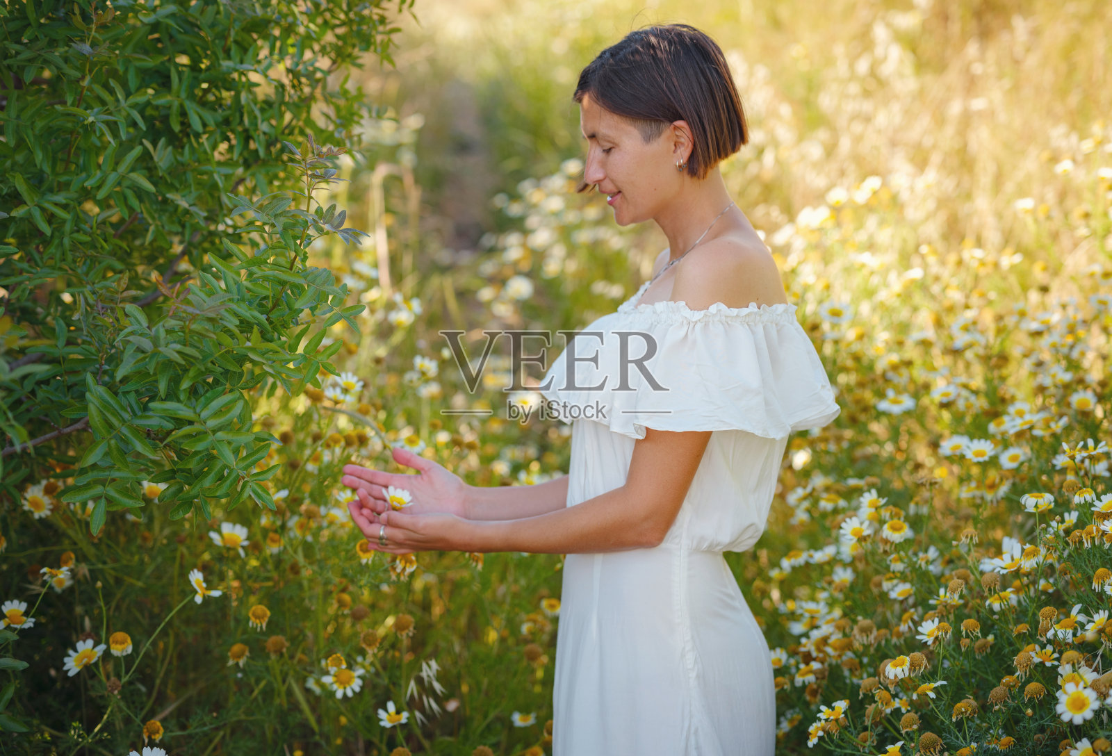 美丽的亚洲年轻女子在户外穿着白色连衣裙照片摄影图片