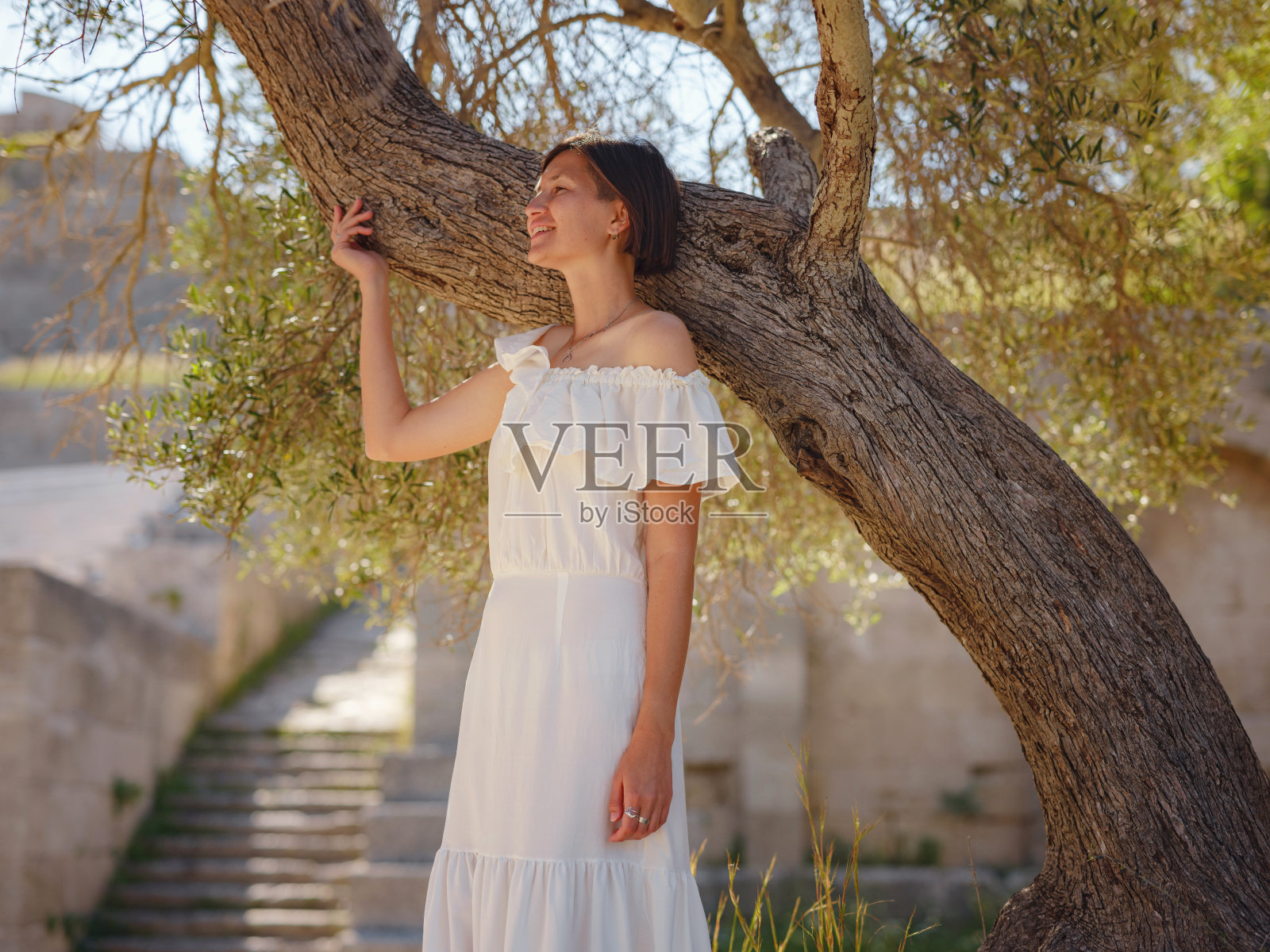 美丽的亚洲年轻女子在户外穿着白色连衣裙照片摄影图片