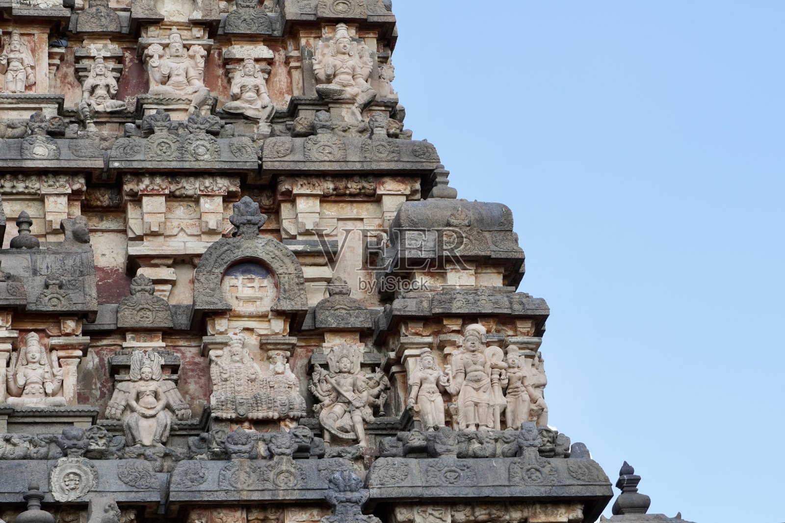 寺庙塔上美丽的神像雕塑。照片摄影图片