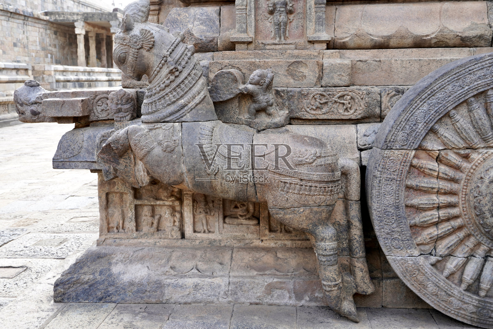 古庙里的马背上有一个轮子的雕像。照片摄影图片