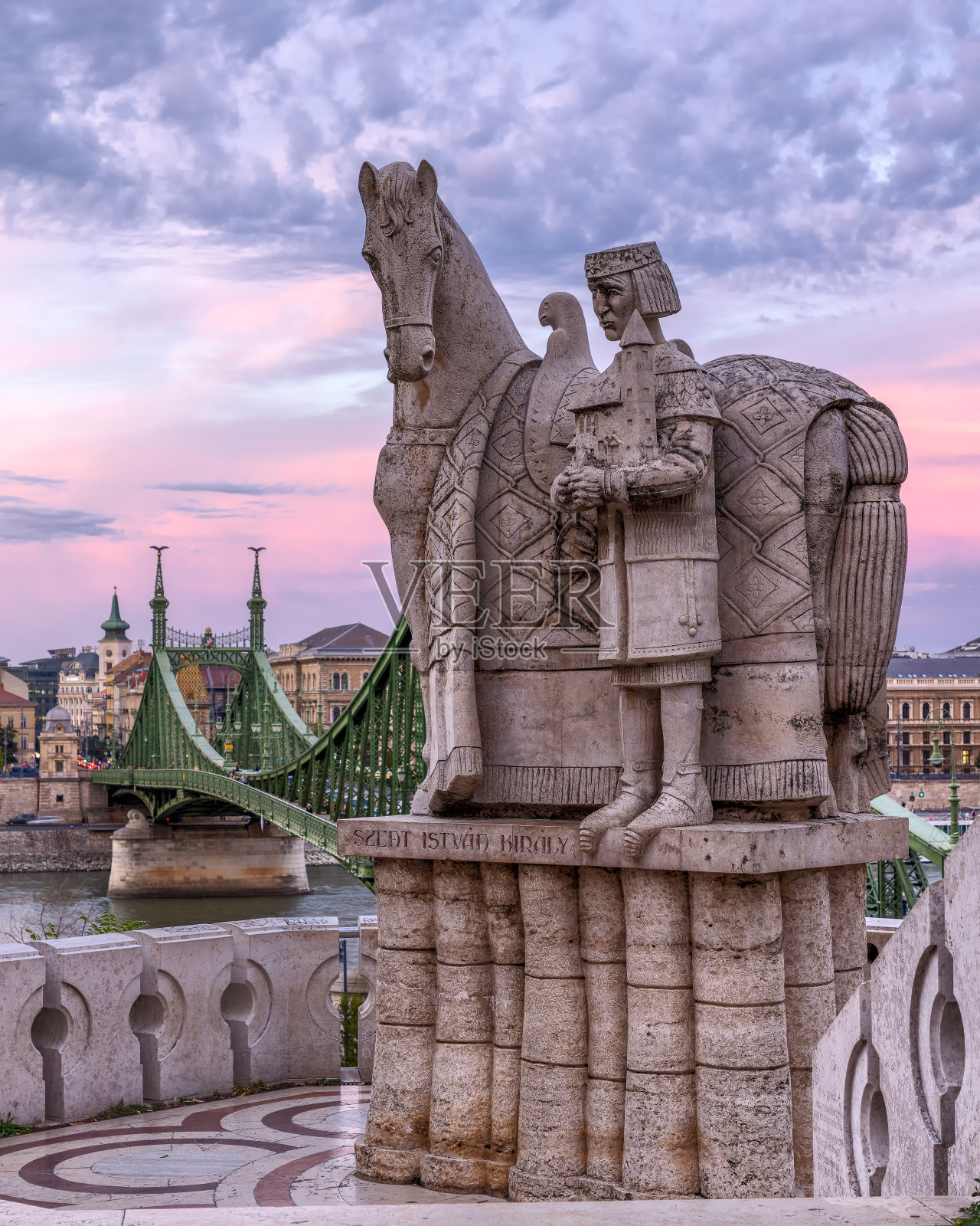 匈牙利布达佩斯的圣斯蒂芬一世雕像和自由桥照片摄影图片