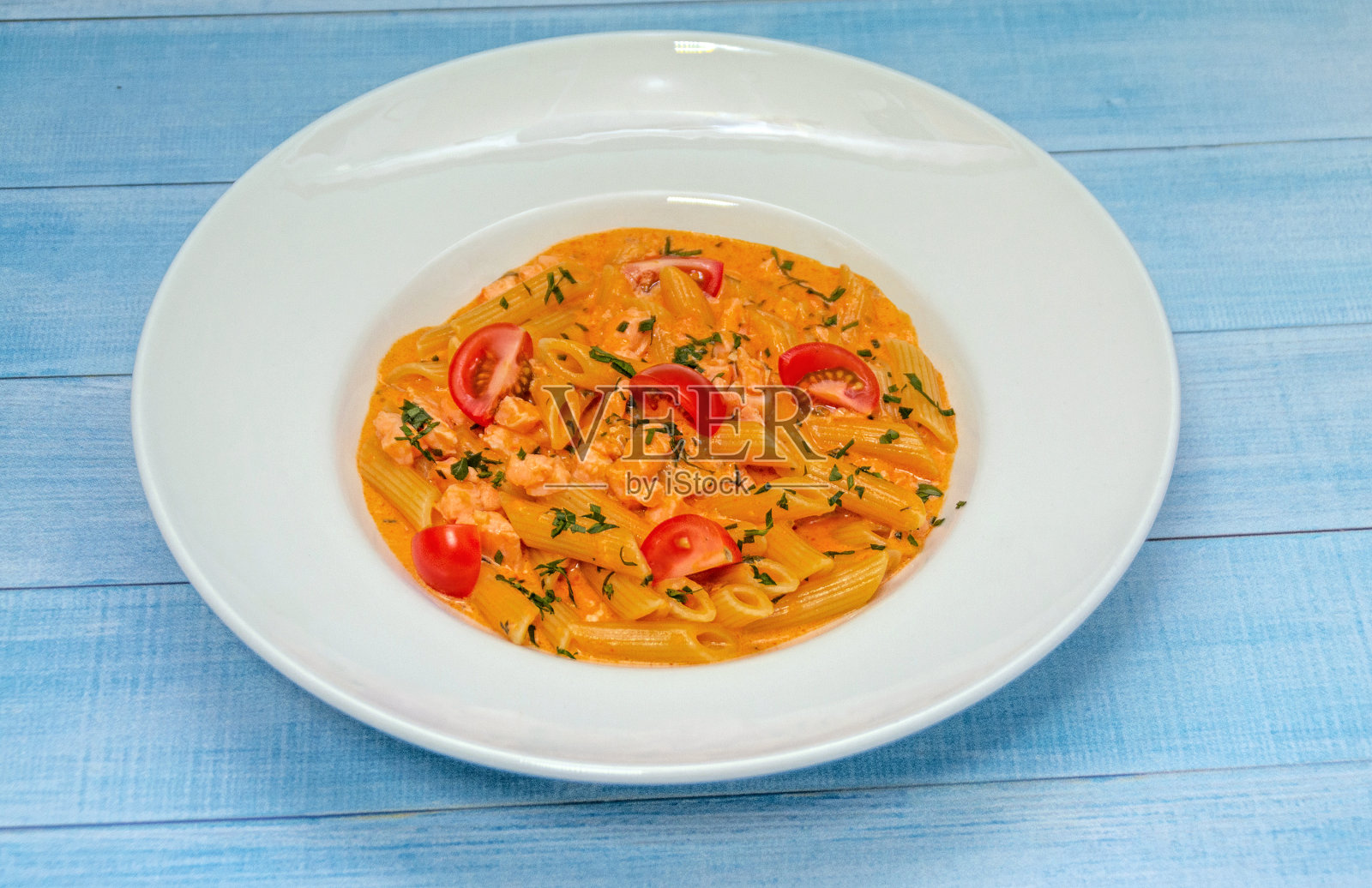 意大利面配鲑鱼和西红柿照片摄影图片