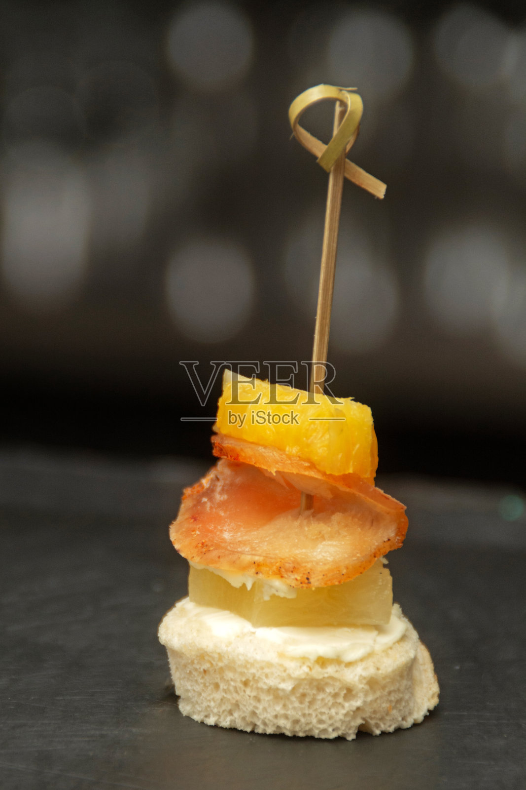 芝士自助餐,烟熏鸡肉,蛋黄酱和菠萝照片摄影图片