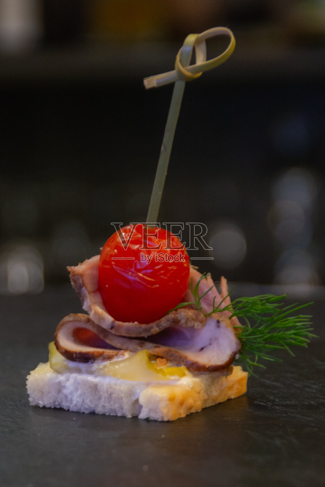 腌渍圣女果,烟熏牛肉,腌渍黄瓜自助餐照片摄影图片