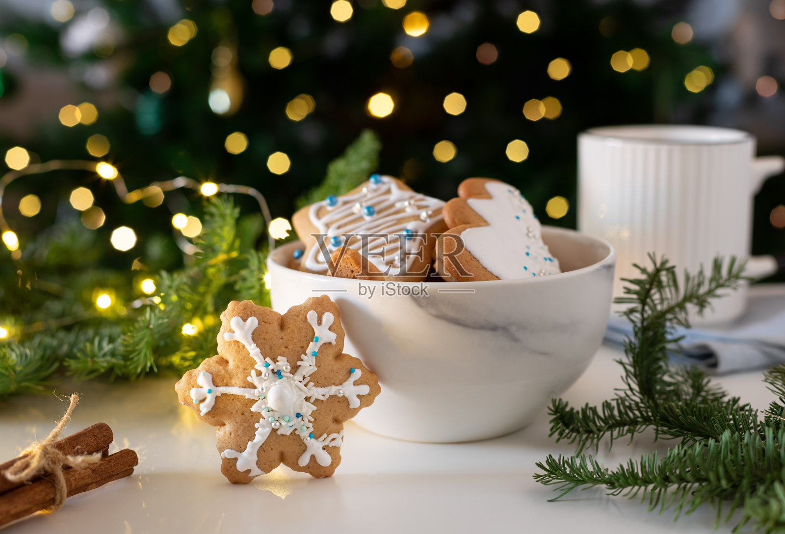 桌上有釉装饰的姜饼自制饼干照片摄影图片