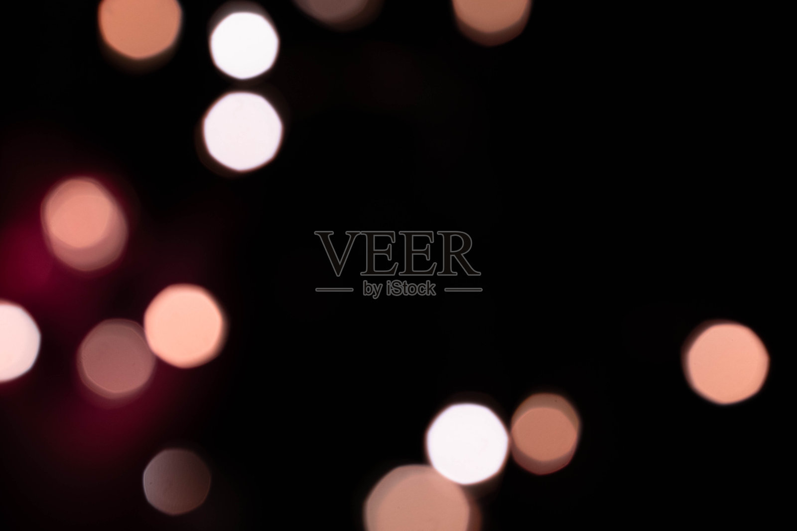 黑色背景上的粉色、红色和白色散景。覆盖照片摄影图片