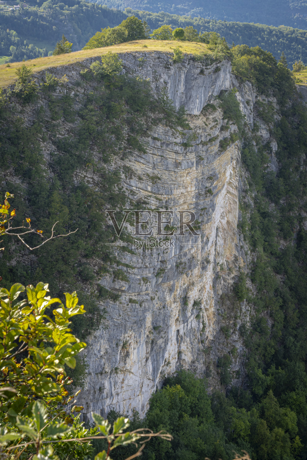 Belvedere La Roche Blanche,法国- 2021年02月09日:白岩Belvedere。Les Bouchoux的风景与村庄圣克劳德,山丘,森林和岩石褶皱照片摄影图片