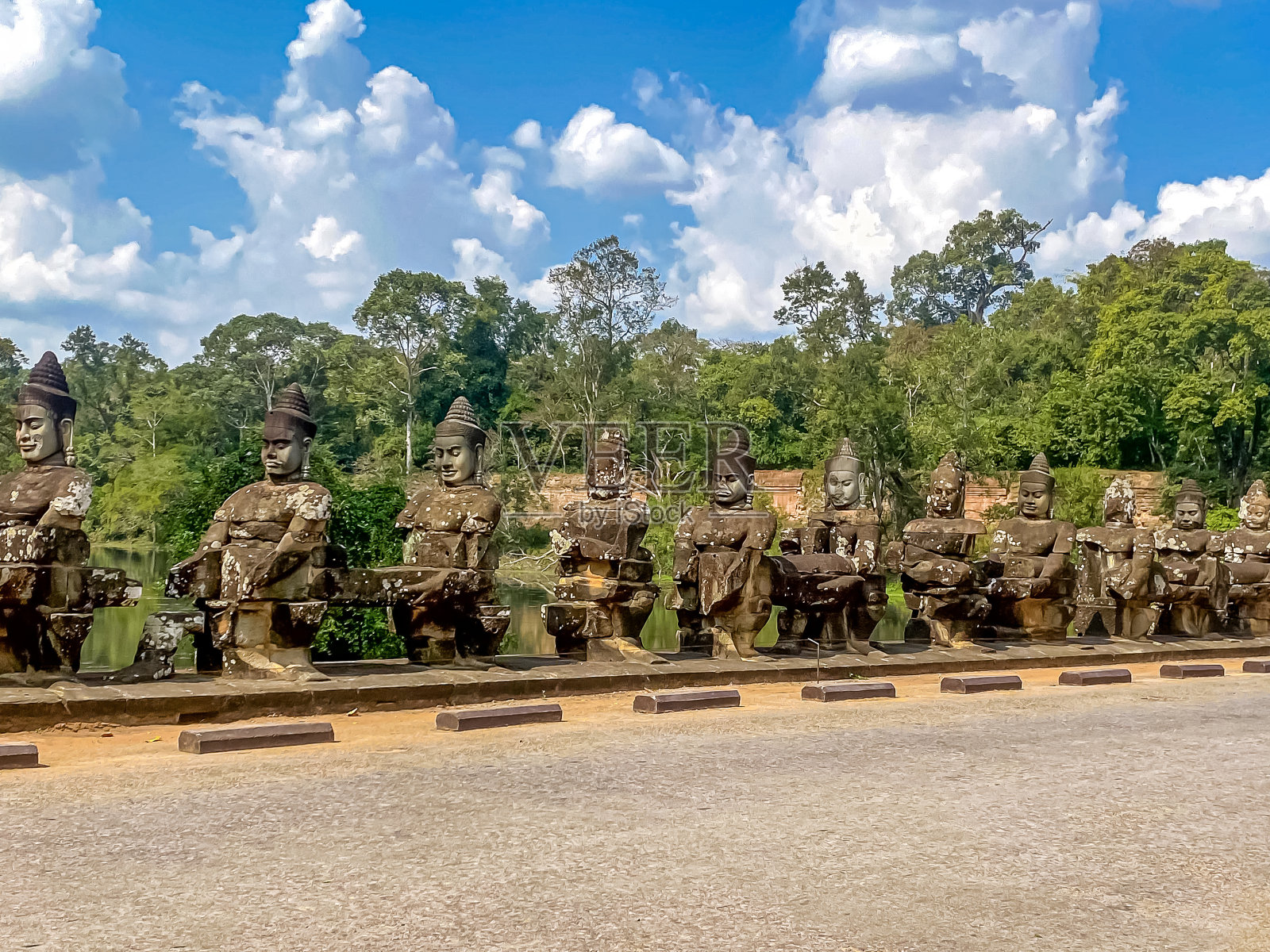 这座三层的巴戎寺是高棉文明的寺庙,位于柬埔寨吴哥的领土上照片摄影图片