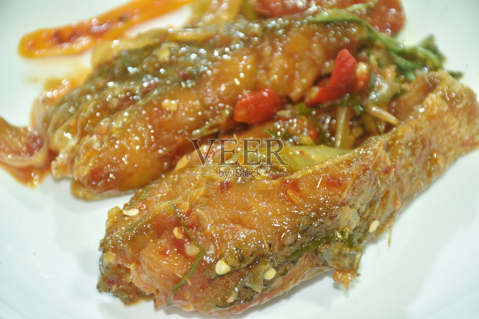 炸芒果片配番茄和甜酸辣酱照片摄影图片