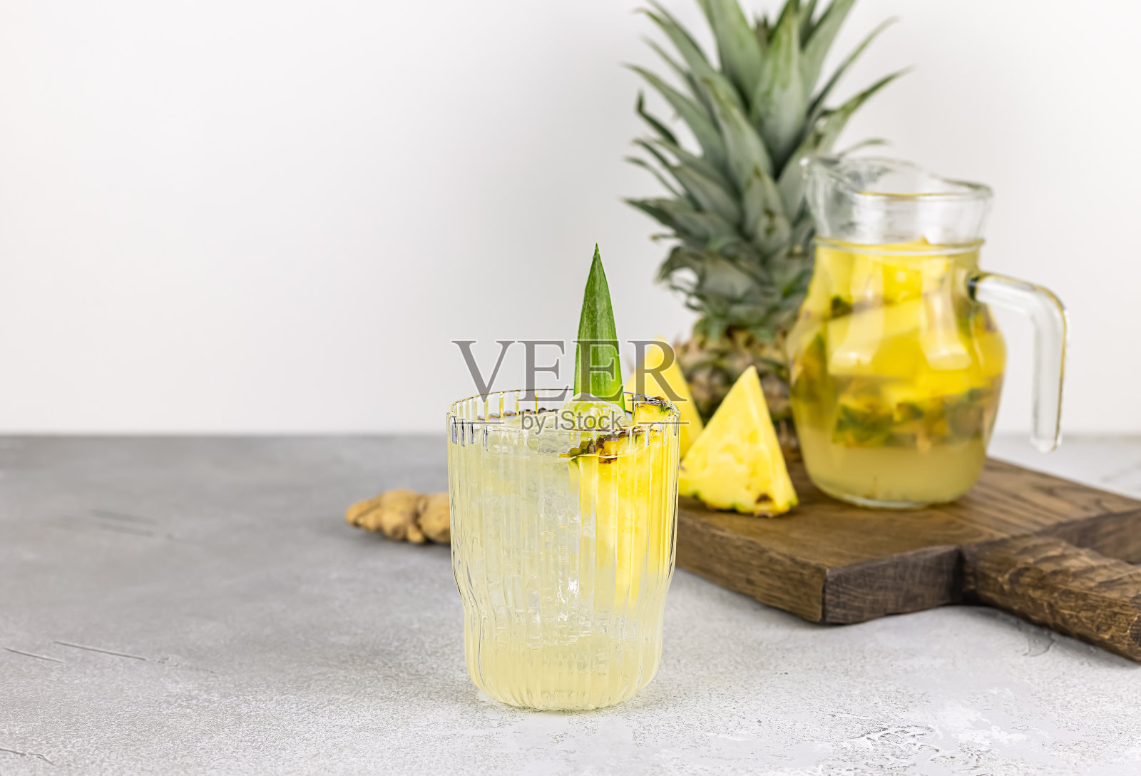 一杯加冰的墨西哥发酵菠萝饮料。照片摄影图片